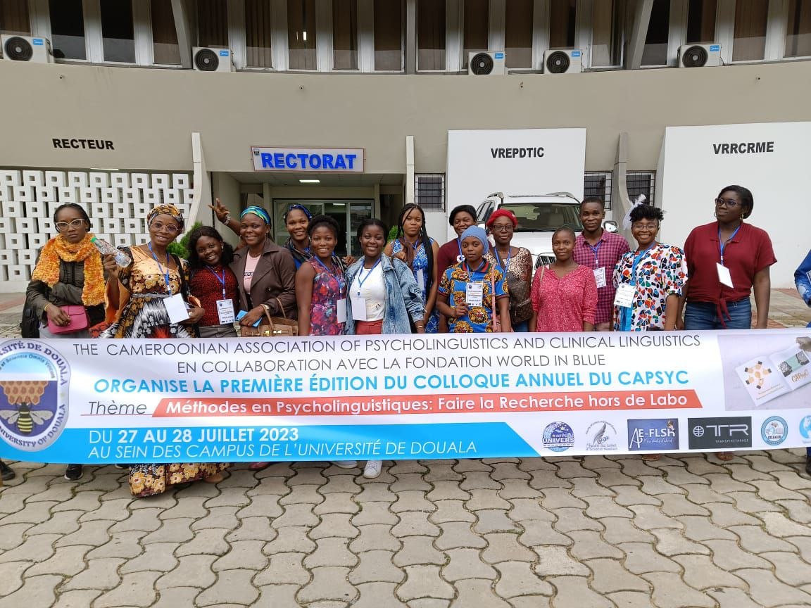 Les participants du colloque CAPSYC 1 devant le rectorat de l'Université de Douala